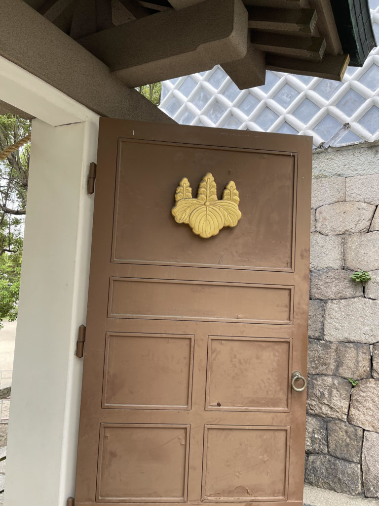 北坂　入り口扉の紋